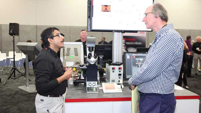 Exhibitor talking to Attendee at SfN's Annual Meeting