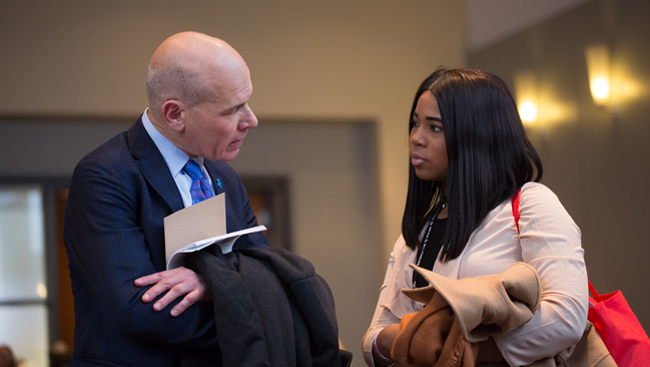 Attendees in discussion at Neuroscience 2017
