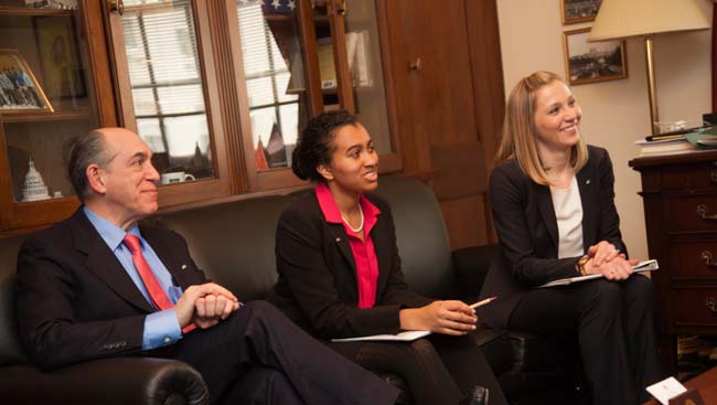 Neuroscientists meet with policy makers on Capitol Hill. 